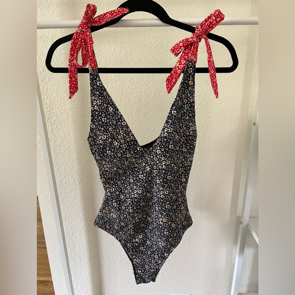 Summersalt Tie Backflip One-Piece Swimsuit in Red & Blue Floral. Size 4. - Picture 2 of 11